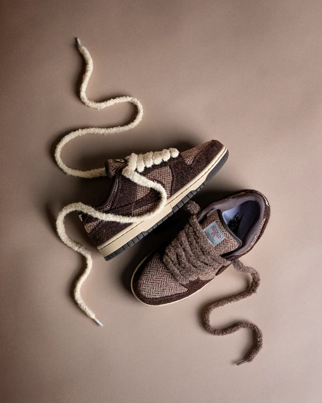 Paire de sneakers avec de gros lacets en corde, vue du dessus